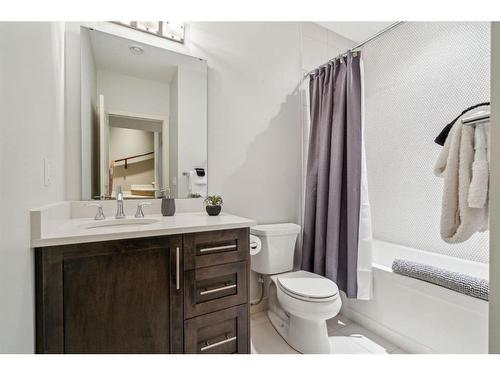 236 23 Avenue Nw, Calgary, AB - Indoor Photo Showing Bathroom