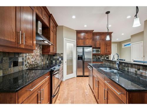 236 23 Avenue Nw, Calgary, AB - Indoor Photo Showing Kitchen With Double Sink With Upgraded Kitchen