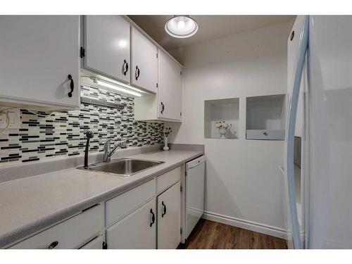 10-930 Royal Avenue Sw, Calgary, AB - Indoor Photo Showing Kitchen