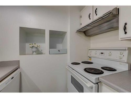 10-930 Royal Avenue Sw, Calgary, AB - Indoor Photo Showing Kitchen