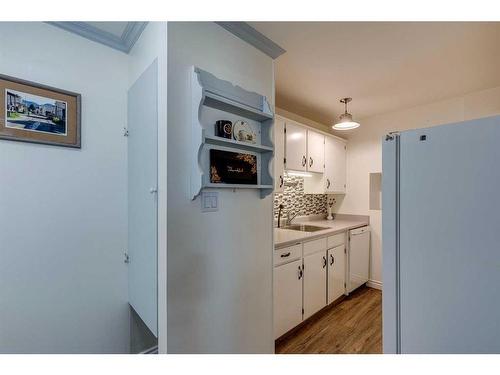 10-930 Royal Avenue Sw, Calgary, AB - Indoor Photo Showing Kitchen