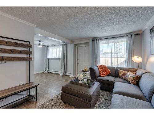 10-930 Royal Avenue Sw, Calgary, AB - Indoor Photo Showing Living Room