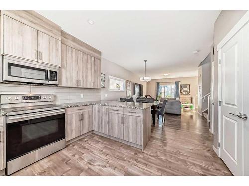 60 Reunion Loop Nw, Airdrie, AB - Indoor Photo Showing Kitchen