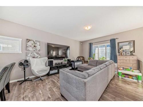 60 Reunion Loop Nw, Airdrie, AB - Indoor Photo Showing Living Room