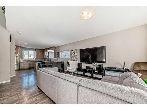 60 Reunion Loop Nw, Airdrie, AB - Indoor Photo Showing Living Room