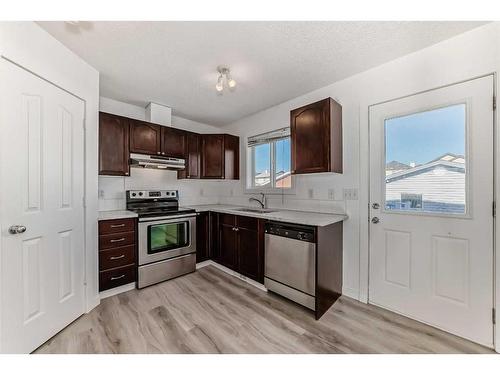 24 Saddlecrest Place Ne, Calgary, AB - Indoor Photo Showing Kitchen