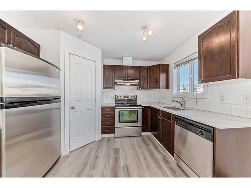 24 Saddlecrest Place Ne, Calgary, AB - Indoor Photo Showing Kitchen