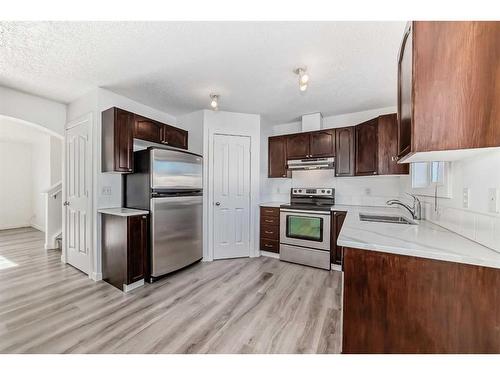 24 Saddlecrest Place Ne, Calgary, AB - Indoor Photo Showing Kitchen