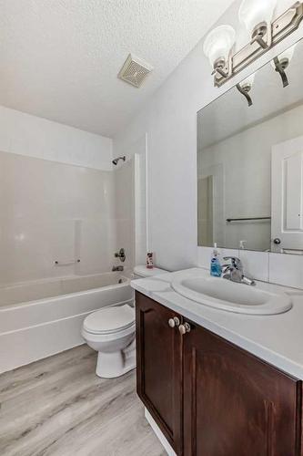 24 Saddlecrest Place Ne, Calgary, AB - Indoor Photo Showing Bathroom