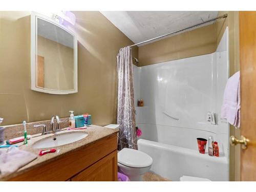 2211 43 Street Se, Calgary, AB - Indoor Photo Showing Bathroom