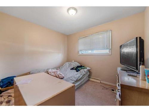 2211 43 Street Se, Calgary, AB - Indoor Photo Showing Bedroom