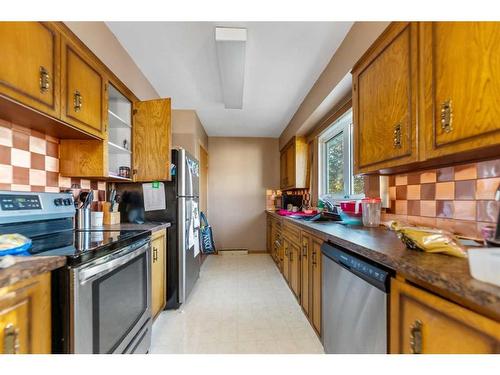 2211 43 Street Se, Calgary, AB - Indoor Photo Showing Kitchen