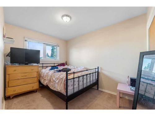 2211 43 Street Se, Calgary, AB - Indoor Photo Showing Bedroom