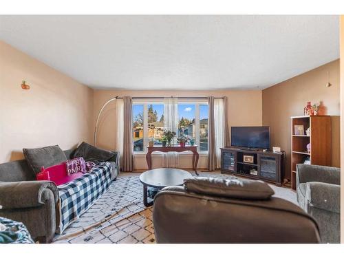 2211 43 Street Se, Calgary, AB - Indoor Photo Showing Living Room