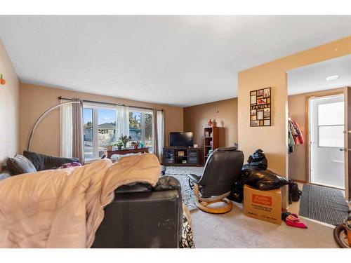 2211 43 Street Se, Calgary, AB - Indoor Photo Showing Living Room