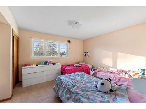 2211 43 Street Se, Calgary, AB - Indoor Photo Showing Bedroom