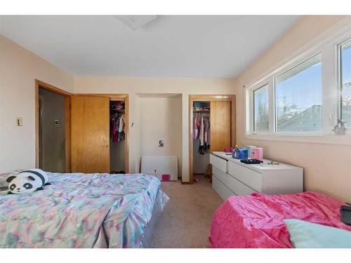 2211 43 Street Se, Calgary, AB - Indoor Photo Showing Bedroom