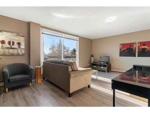 417-315 Heritage Drive Se, Calgary, AB - Indoor Photo Showing Living Room