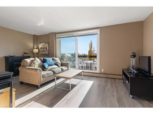 417-315 Heritage Drive Se, Calgary, AB - Indoor Photo Showing Living Room