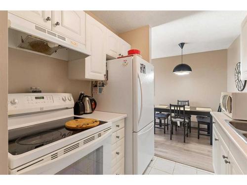 417-315 Heritage Drive Se, Calgary, AB - Indoor Photo Showing Kitchen