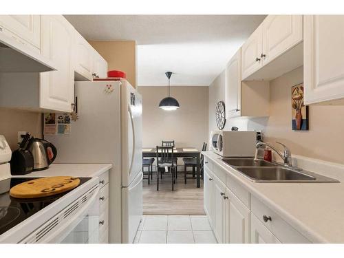 417-315 Heritage Drive Se, Calgary, AB - Indoor Photo Showing Kitchen With Double Sink