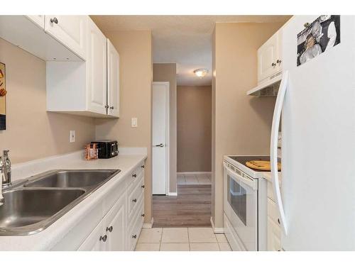 417-315 Heritage Drive Se, Calgary, AB - Indoor Photo Showing Kitchen With Double Sink