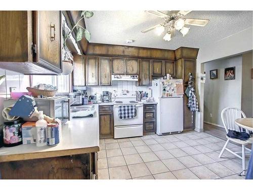 2219 38 Street Se, Calgary, AB - Indoor Photo Showing Kitchen