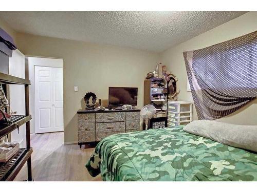 2219 38 Street Se, Calgary, AB - Indoor Photo Showing Bedroom