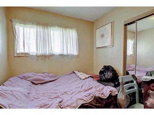 2219 38 Street Se, Calgary, AB - Indoor Photo Showing Bedroom