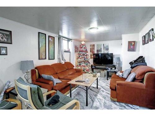 2219 38 Street Se, Calgary, AB - Indoor Photo Showing Living Room