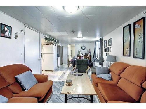 2219 38 Street Se, Calgary, AB - Indoor Photo Showing Living Room