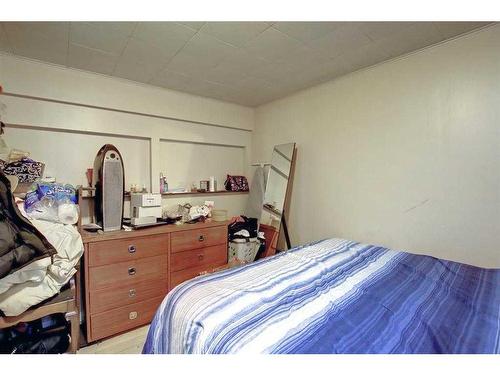 2219 38 Street Se, Calgary, AB - Indoor Photo Showing Bedroom