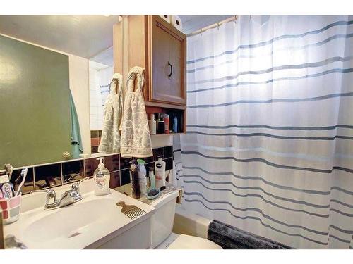 2219 38 Street Se, Calgary, AB - Indoor Photo Showing Bathroom