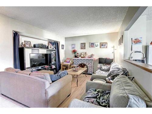 2219 38 Street Se, Calgary, AB - Indoor Photo Showing Living Room