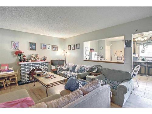 2219 38 Street Se, Calgary, AB - Indoor Photo Showing Living Room