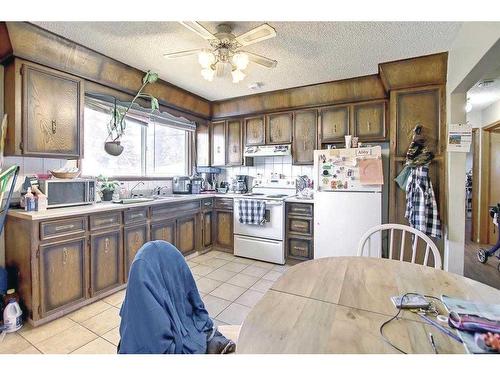 2219 38 Street Se, Calgary, AB - Indoor Photo Showing Kitchen