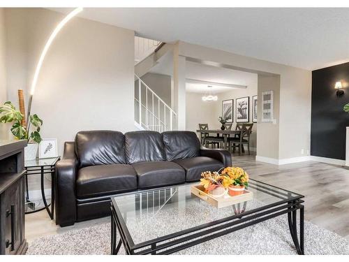 105-200 Shawnessy Drive Sw, Calgary, AB - Indoor Photo Showing Living Room