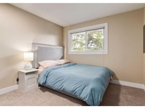 105-200 Shawnessy Drive Sw, Calgary, AB - Indoor Photo Showing Bedroom