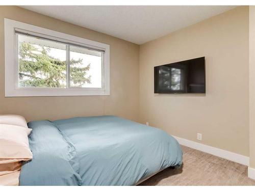 105-200 Shawnessy Drive Sw, Calgary, AB - Indoor Photo Showing Bedroom