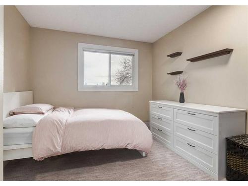 105-200 Shawnessy Drive Sw, Calgary, AB - Indoor Photo Showing Bedroom