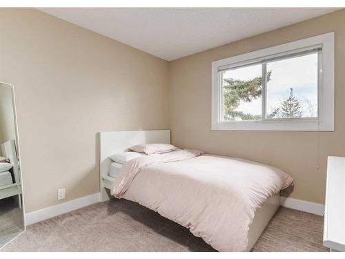 105-200 Shawnessy Drive Sw, Calgary, AB - Indoor Photo Showing Bedroom