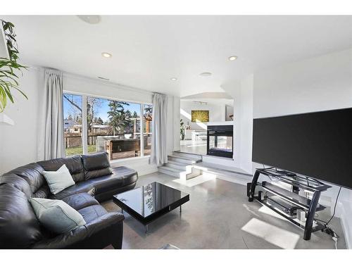 70 Cochrane Crescent, Cochrane, AB - Indoor Photo Showing Living Room