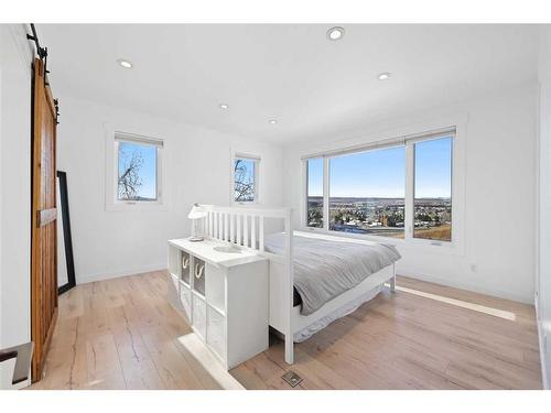 70 Cochrane Crescent, Cochrane, AB - Indoor Photo Showing Bedroom