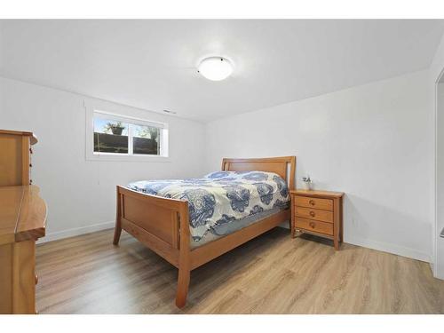 70 Cochrane Crescent, Cochrane, AB - Indoor Photo Showing Bedroom