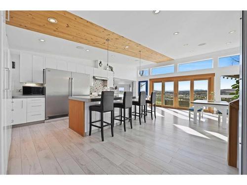 70 Cochrane Crescent, Cochrane, AB - Indoor Photo Showing Kitchen With Stainless Steel Kitchen With Upgraded Kitchen