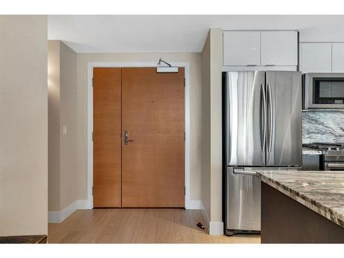 906-510 6 Avenue Se, Calgary, AB - Indoor Photo Showing Kitchen With Stainless Steel Kitchen