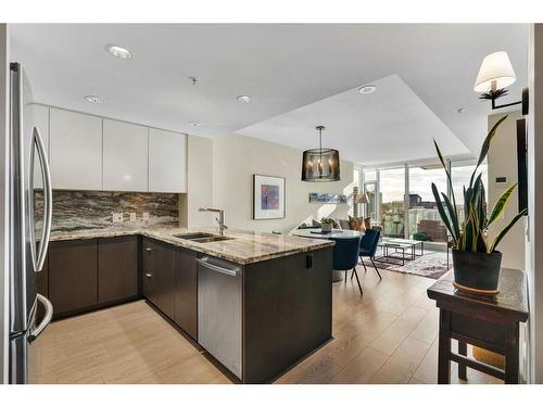 906-510 6 Avenue Se, Calgary, AB - Indoor Photo Showing Kitchen With Stainless Steel Kitchen With Double Sink With Upgraded Kitchen