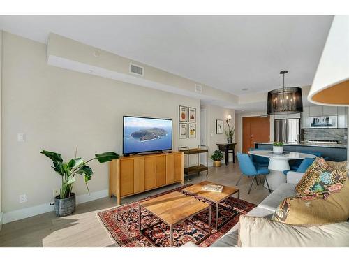 906-510 6 Avenue Se, Calgary, AB - Indoor Photo Showing Living Room