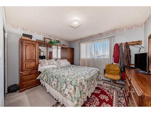 255 Rundleridge Drive Ne, Calgary, AB - Indoor Photo Showing Bedroom