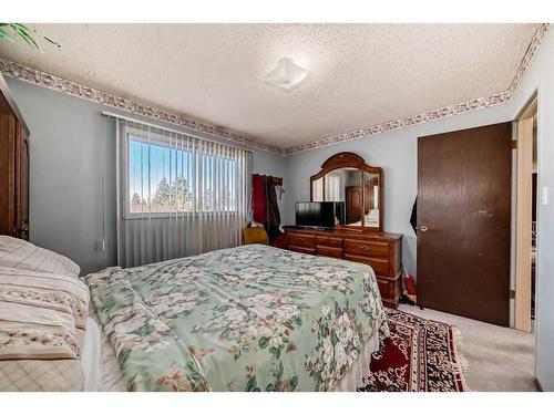 255 Rundleridge Drive Ne, Calgary, AB - Indoor Photo Showing Bedroom